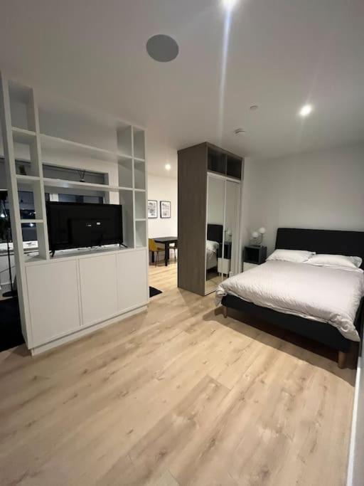 Luxx Apartment & Suites, London Heathrow Airport, Terminal 4, Piccadilly Underground Train Station Nearby! Hillingdon Exterior foto