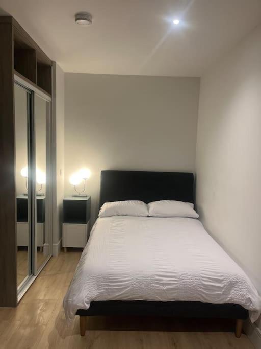 Luxx Apartment & Suites, London Heathrow Airport, Terminal 4, Piccadilly Underground Train Station Nearby! Hillingdon Exterior foto