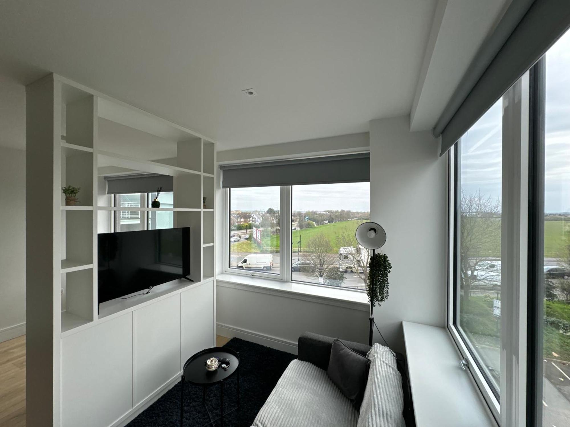 Luxx Apartment & Suites, London Heathrow Airport, Terminal 4, Piccadilly Underground Train Station Nearby! Hillingdon Exterior foto